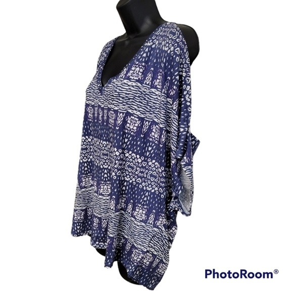 Revolve Lamade Purple And White Cold Shoulder Short‎ Slit Sleeve V-Neck Top - Picture 2 of 6